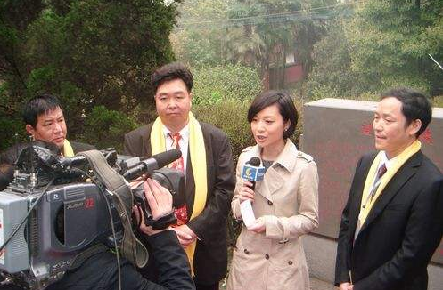 9年前，陈伟霆曝光了自己的老照片，并亲自前往新浪总部认证微博