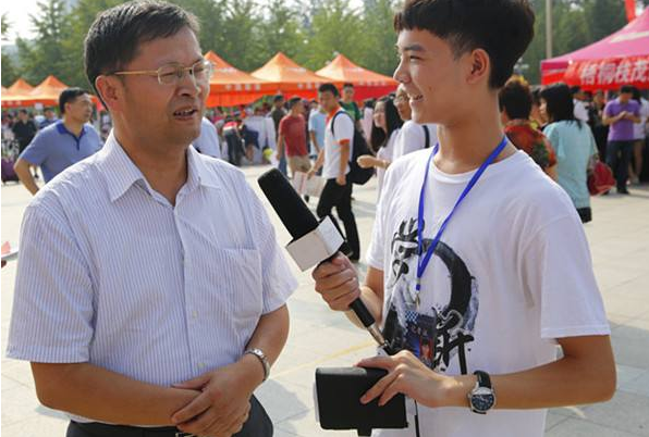 “松堡王国携手深圳卫视《饭没了秀》决战红星美凯龙天河商场”