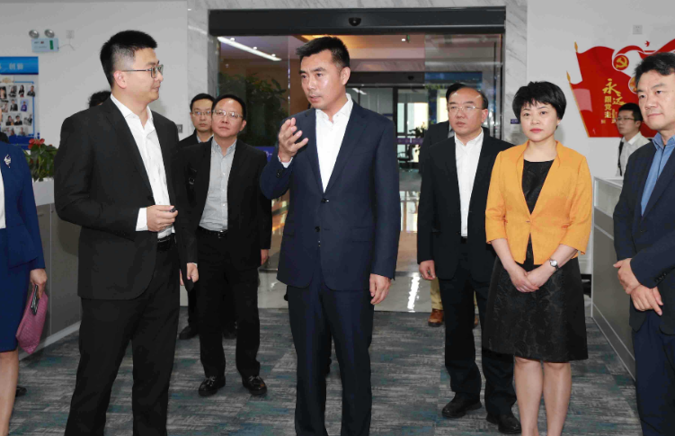【国际】默多克信息集团面临瓦解 媒体政府公共信服力受质疑——